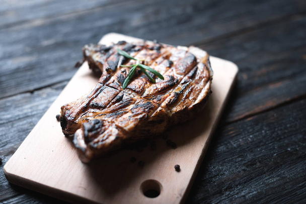 ένα κομμάτι κρέας σε ένα ξύλο κοπής, το καλύτερο φιλέτο μπριζόλα, - Φωτογραφία, εικόνα