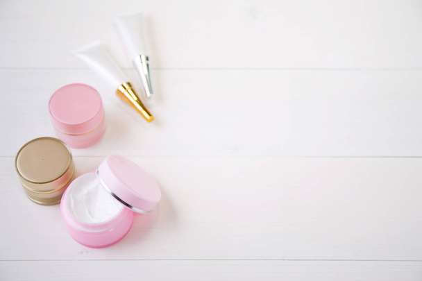 Kosmetik- und Hautpflegeprodukt auf weißem Holztisch,  - Foto, Bild