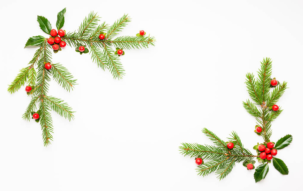 Composición navideña con ramas de abeto y acebo con re
 - Foto, imagen