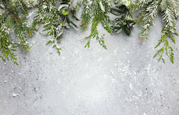 Fondo navideño o invernal con borde verde y helado
 - Foto, Imagen