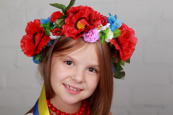 Niña en el traje nacional de Ucrania
 - Foto, Imagen