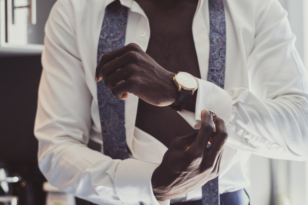 Elegant man is dressing up his cufflinks - Fotografie, Obrázek