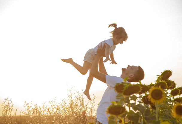 Familia feliz, padre e hija jugando en el campo
 - Foto, Imagen