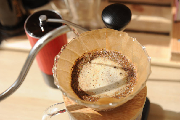 Koffie brouwen in glas gieten met papier filter - Foto, afbeelding