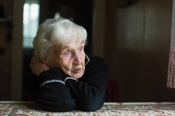 ältere Frau zu Hause. Pflege einsamer alter Rentner. - Foto, Bild