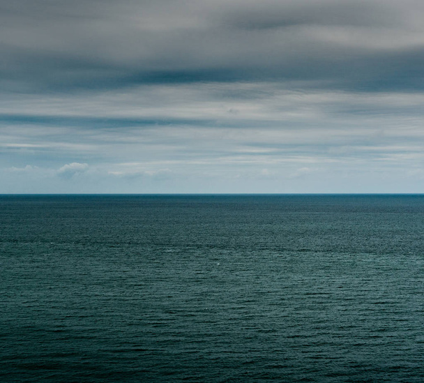 paysage océanique et aérien avec des nuages expressifs
 - Photo, image