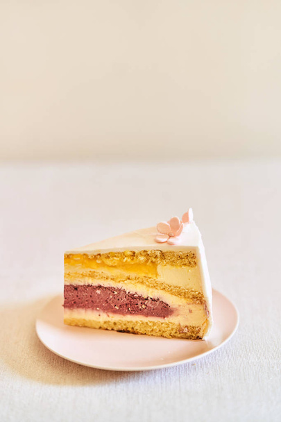 sweet piece of cake on a plate. A piece of wedding cake. - Foto, afbeelding