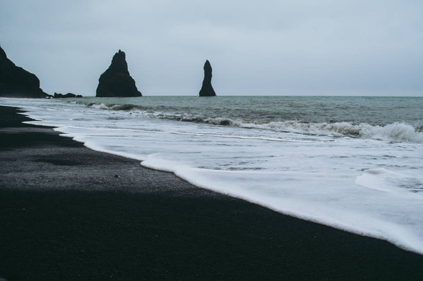 Черный песчаный пляж Рейнисфьяра в Исландии
 - Фото, изображение