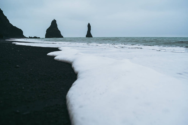 Espuma branca macia de água oceânica na Islândia
 - Foto, Imagem