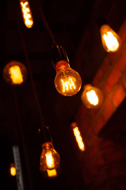 klassinen eri retro lamput roikkuu tiili seinään taustalla yöllä
 - Valokuva, kuva