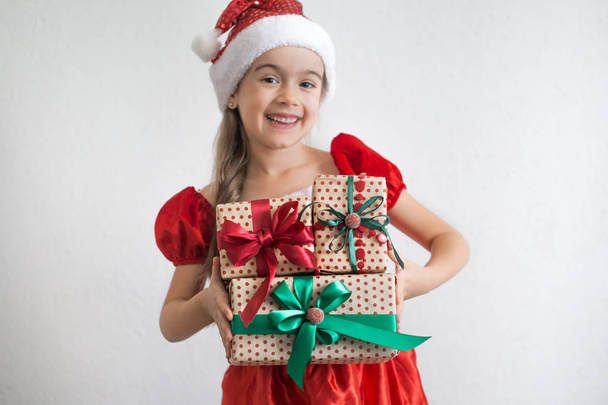 portrait d'une petite fille vêtue d'un costume de Noël
  - Photo, image