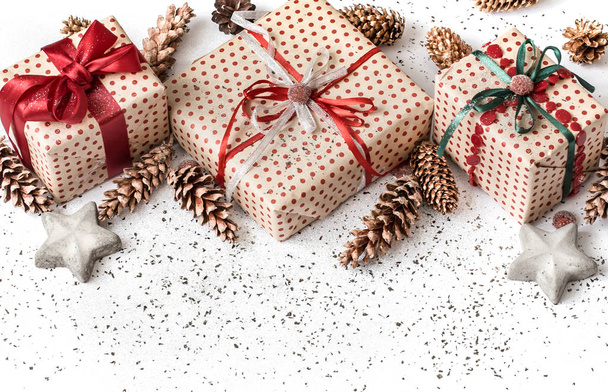 Año nuevo fondo festivo blanco con regalo atado con cinta roja
 - Foto, imagen