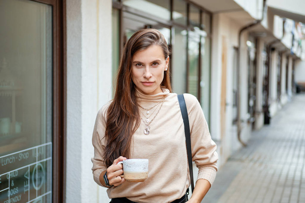 Portret pięknej dziewczyny picie kawy na zewnątrz - Zdjęcie, obraz