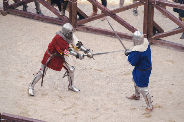 duel de deux chevaliers dans le sable. reconstruction médiévale
 - Photo, image