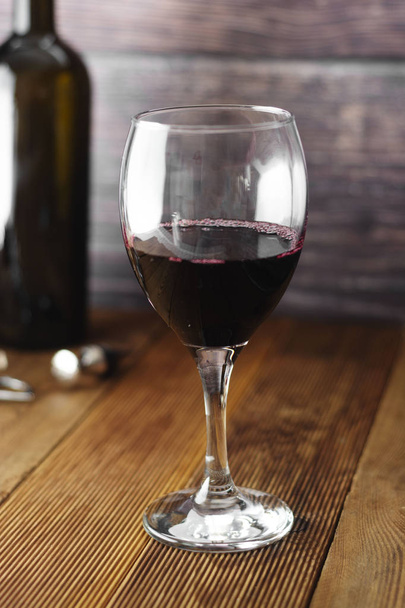 Wijn fles met Wineglass corckscrew rustieke houten plank, kopieer ruimte. - Foto, afbeelding