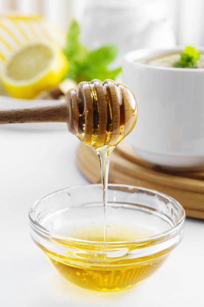 Zlatý přírodní med Podzimní zimní horký nápoj složka skleněná miska medová lžíce sezónní - Fotografie, Obrázek