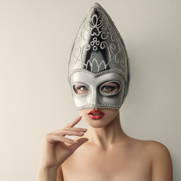 Beautiful young woman in venetian carnival mask - Foto, imagen