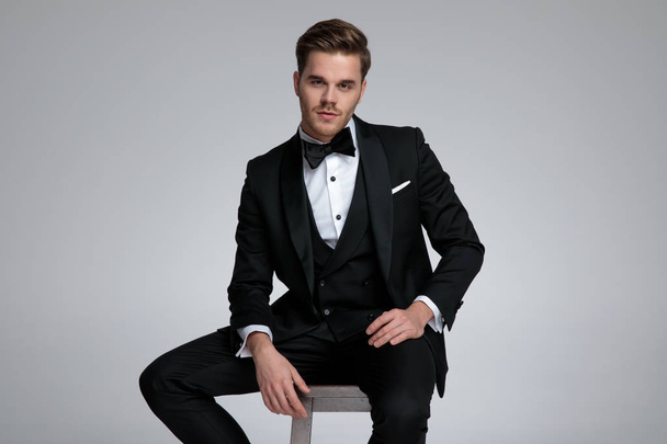 atraente noivo moderno vestindo terno preto e gravata
 - Foto, Imagem