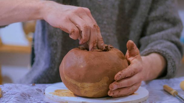 Professionele mannelijke pottenbakker maken van keramische kan - Foto, afbeelding