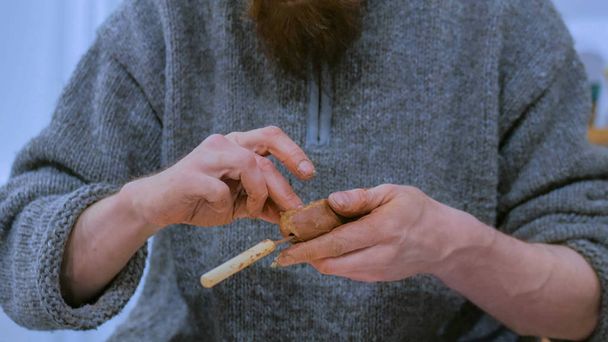 Professioneller Töpfer stellt keramische Tabakpfeife her - Foto, Bild
