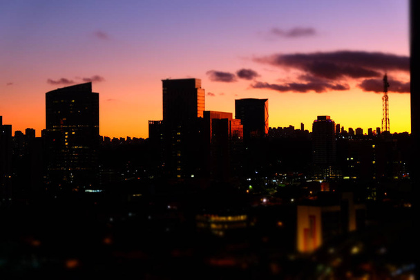 Vlakke Cityscape met roze hemel, witte wolken en zonsondergang of zonsopgang. Moderne stad skyline platte panoramische achtergrond. Stedelijke stad toren skyline illustratie - Foto, afbeelding