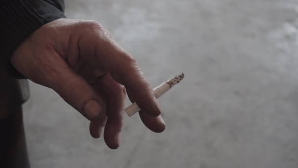 老人は手にタバコを吸っている。老人の手を閉じる - 映像、動画