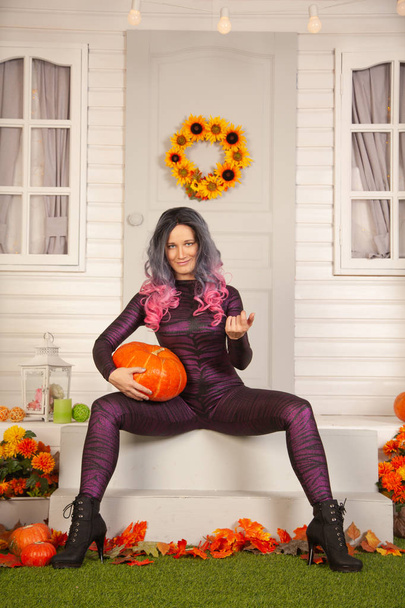pěkný halloween žena v těsné tygří kombinézy připraven slavit a čekat na přátele na party venku - Fotografie, Obrázek