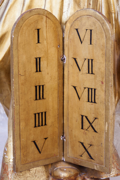 Кам'яні таблички, що представляють десять заповідей
 - Фото, зображення