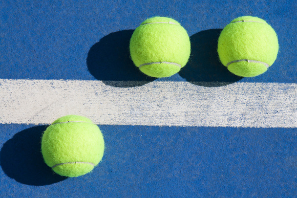 Pelotas de tenis aisladas
 - Foto, Imagen