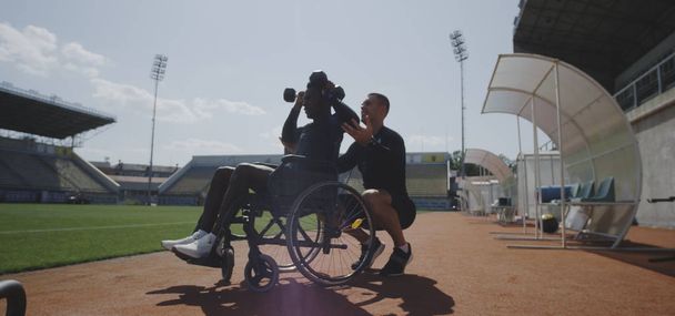 Tekerlekli sandalyeli adam havai presyapıyor - Fotoğraf, Görsel