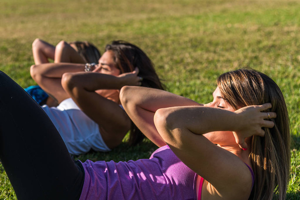 Tre donne caucasiche nel parco, due bionde e una bruna che si allenano nel parco. Sport, salute e stile di vita
 - Foto, immagini