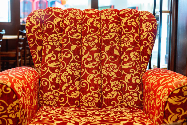 Suuri pehmeä värikäs nojatuoli
 - Valokuva, kuva