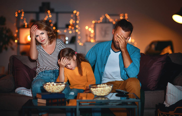 Rodzina Matka ojciec i córka dziecko oglądanie projektor, TV,  - Zdjęcie, obraz