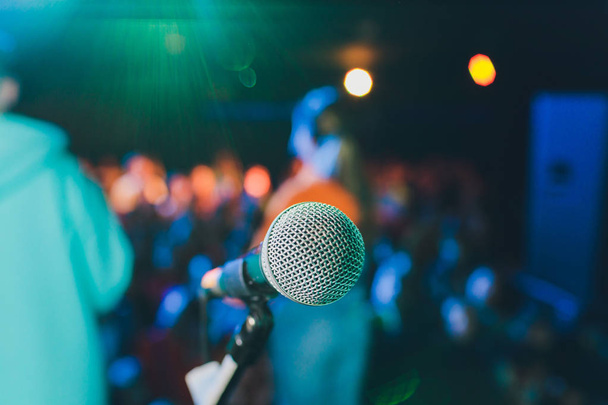 Крупним планом мікрофон в концертному залі або конференц-залі
. - Фото, зображення
