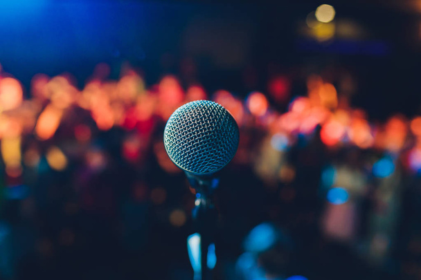 Gros plan du microphone dans la salle de concert ou de conférence. - Photo, image