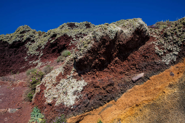 Κόκκινα, πορτοκαλί και μαύρα βράχια στη Σαντορίνη  - Φωτογραφία, εικόνα