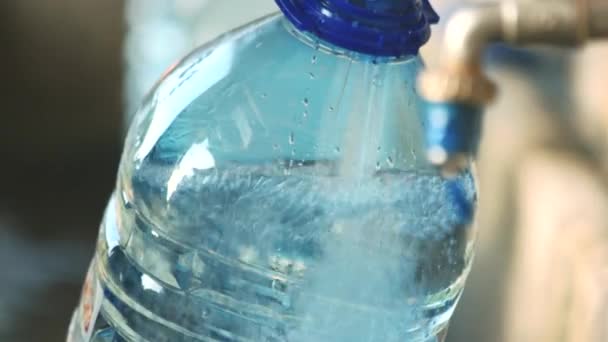 Tömés műanyag palack tiszta ivóvízzel. - Felvétel, videó