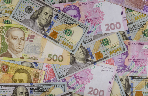 Kolorowe z różnych banknotów ukraińskich krajowych rachunków walutowych i dolarów amerykańskich pieniędzy i finansów koncepcji inwestycji. - Zdjęcie, obraz