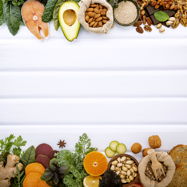 Ingredientes para la selección de alimentos saludables sobre fondo blanco
. - Foto, Imagen