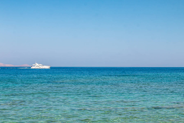船は遠くまで出航している。海のヨット。豪華な夏の冒険、地中海でのアクティブな休暇. - 写真・画像