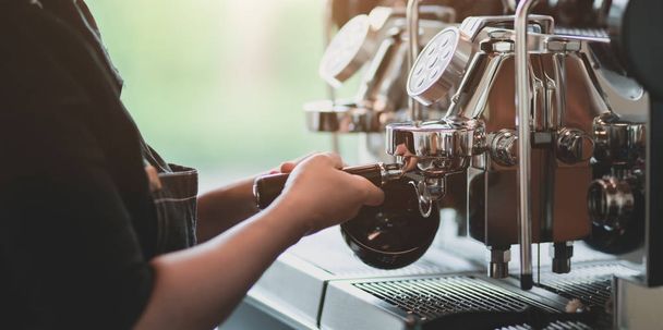 Νέος επαγγελματίας γυναίκα μπάρμαν κάνει καφέ με μηχανή καφετιέρα - Φωτογραφία, εικόνα