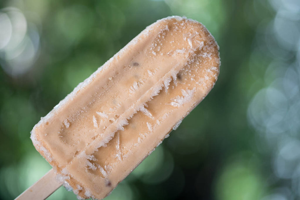 Крупним планом вид смачно вкритий шоколадним морозивом
 - Фото, зображення