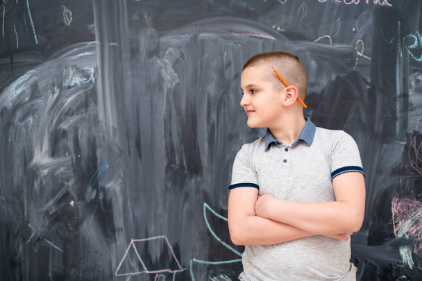 portrait of little boy in front of chalkboard - Фото, изображение