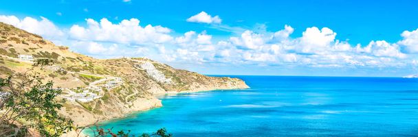 Gyönyörű panoráma türkiz tengerrel. Kilátás Thészeusz tengerpartra, Ammoudi, Kréta, Görögország. Hd táj, kék ég és hegyek. - Fotó, kép