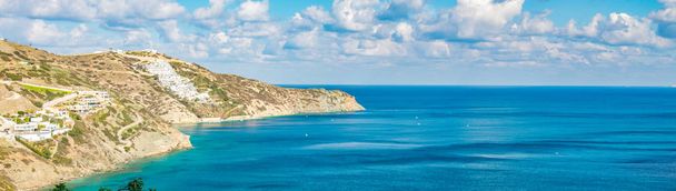 Gyönyörű panoráma türkiz tengerrel. View of Theseus Beach, Ammoudi, Kréta, Görögország.  - Fotó, kép