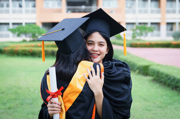 Genç Asyalı kadın üniversite mezunları sevinçle kutluyor. - Fotoğraf, Görsel