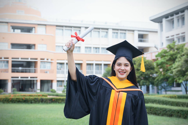 Молоді азійські випускники університетів святкують з радістю - Фото, зображення