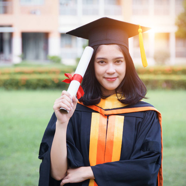 Genç Asyalı kadın üniversite mezunları, mezuniyet töreninde üniversite diploması aldıktan sonra arkadaşlarıyla keyifli ve mutlu bir kutlama yapıyor. Tebrikler, mezuniyet töreni.. - Fotoğraf, Görsel