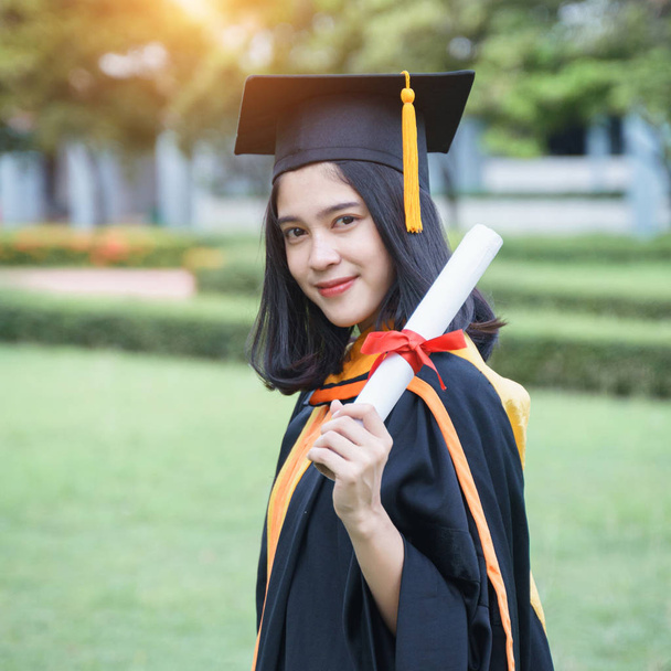 アジアの若い女子大学卒業生は、入学式で大学の学位取得を受けた後、友人と喜びと幸せで祝います。卒業式、おめでとうございます. - 写真・画像