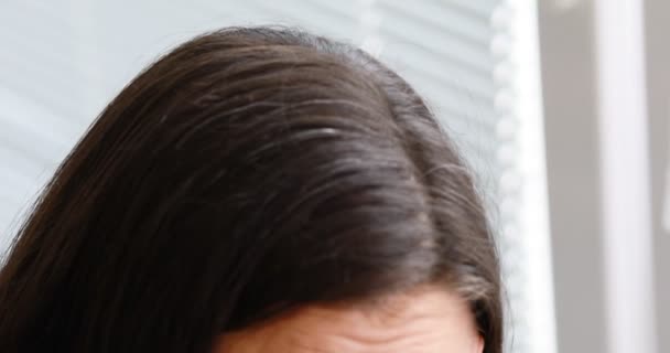 Frau leidet unter starken Kopfschmerzen - Filmmaterial, Video